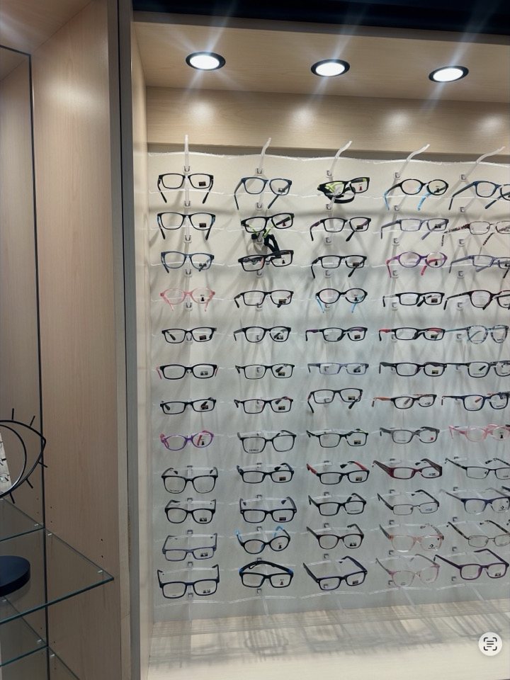 Children's eyewear display